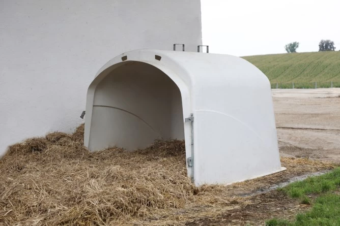 Домик для телят CalfHouse Premium XL, двойной забор + кормовая коробка/подставка для кормушки