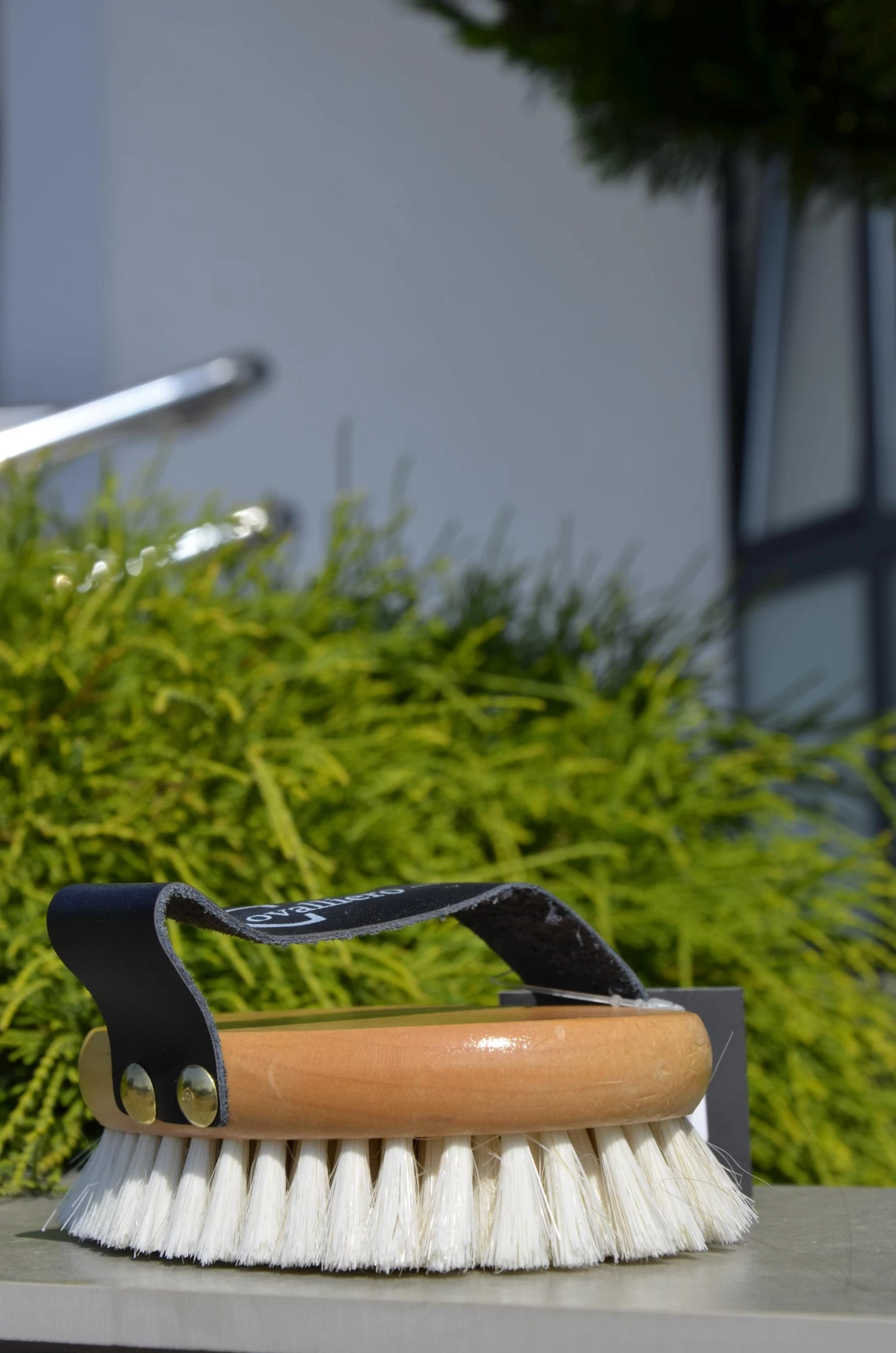 Щетка для лошадей Covalliero Brush&Co 13см, натуральный волос